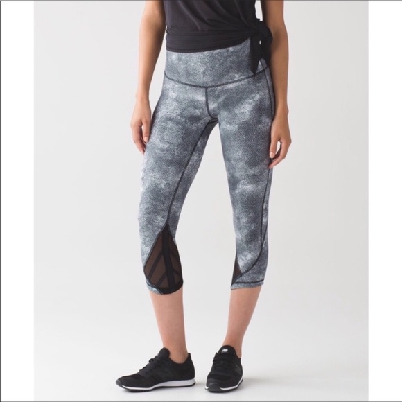 Lululemon Essential Rhythm Crop - Picture 2 of 7